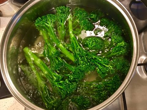 Broccoli Goma-ae (Bông cải xanh trộn sốt mè rang của Nhật) recipe step 1 photo