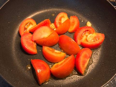 Thịt heo 🐷 ba rọi xào cà chua 🍅 và cải ngồng 🥬 recipe step 2 photo