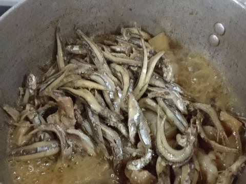 Cá cơm kho rim recipe step 2 photo