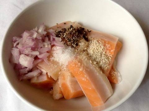 Canh cải chua nấu với lườn cá hồi recipe step 2 photo