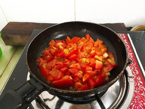 Bánh mì ốp la sốt cà chua recipe step 2 photo