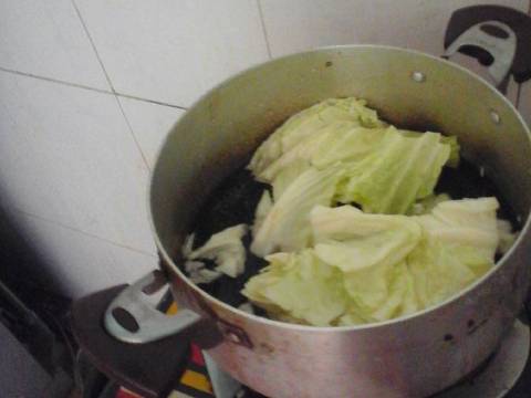 Phổi gan lòng lợn luộc chấm mắm cộng với rau bắp cải luộc recipe step 4 photo