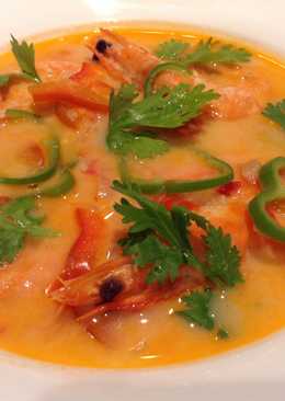 Soupe de crevettes au lait de coco à l'asiatique