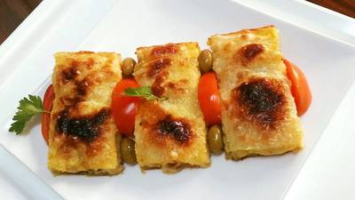 فطائر  عجينة الفيلو الرقيقة باللحم المفروم والجبن