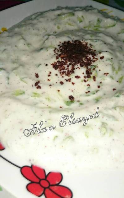 سلطة الخيار باللبن