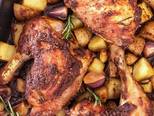 صورة الخطوة 5 من وصفة أفخاذ الدجاج بالبطاطس والروزماري 🥔🍗