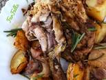 صورة الخطوة 5 من وصفة أفخاذ الدجاج بالبطاطس والروزماري 🥔🍗