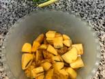 صورة الخطوة 2 من وصفة أفخاذ الدجاج بالبطاطس والروزماري 🥔🍗