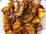 صورة الخطوة 4 من وصفة أفخاذ الدجاج بالبطاطس والروزماري 🥔🍗
