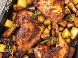 صورة الخطوة 4 من وصفة أفخاذ الدجاج بالبطاطس والروزماري 🥔🍗