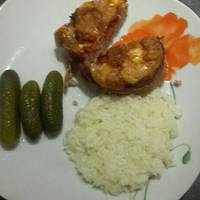 Baconbe tekert finomságokkal töltött húskosár
