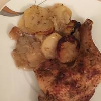 Sült csirkecomb tepsis burgonyával