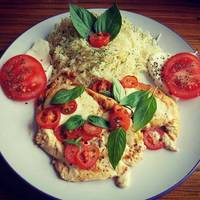 Mozzarellás paradicsomos (caprese) csirkemell