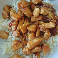 Szezámos, édes chilis csirke salátaágyon