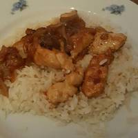 Szezámos, édes chilis csirke salátaágyon