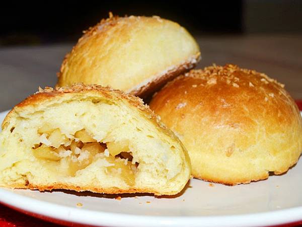 Drożdżówki z karmelizowanymi jabłkami i kokosem