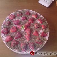 Παγωμένο τσιζκεικ φράουλας με cookies σοκολάτας