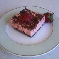 Παγωμένο τσιζκεικ φράουλας με cookies σοκολάτας