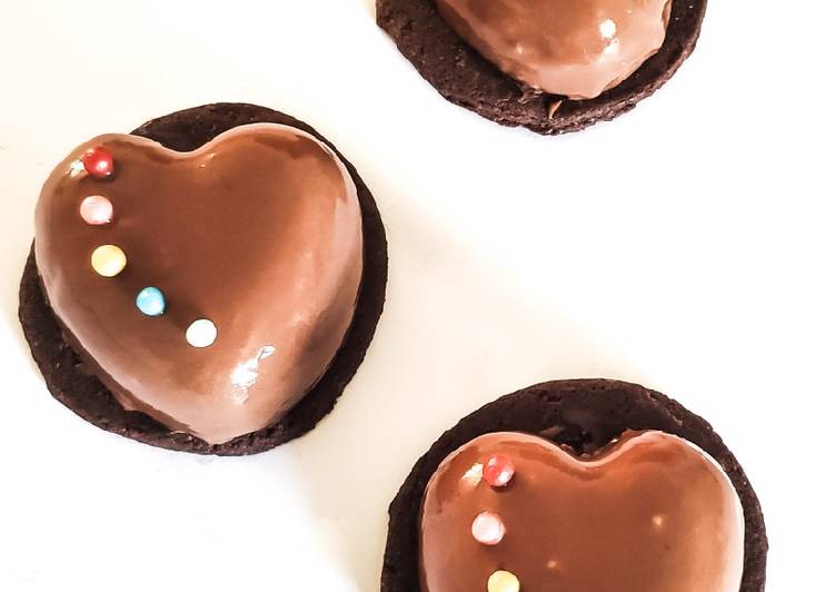 κύρια φωτογραφία συνταγής Chocolate mousse 3d hearts with mirror glaze and Biscuit Base