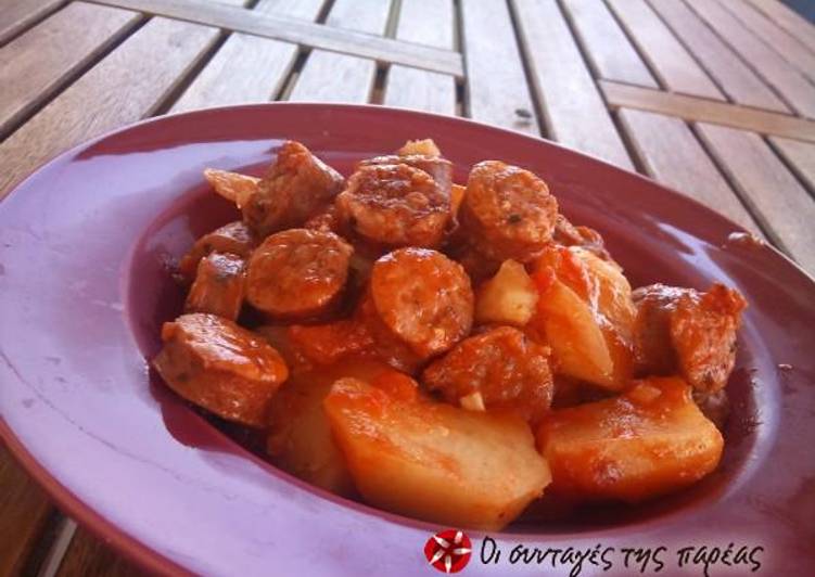κύρια φωτογραφία συνταγής Λουκάνικα με πατάτες γιαχνί
