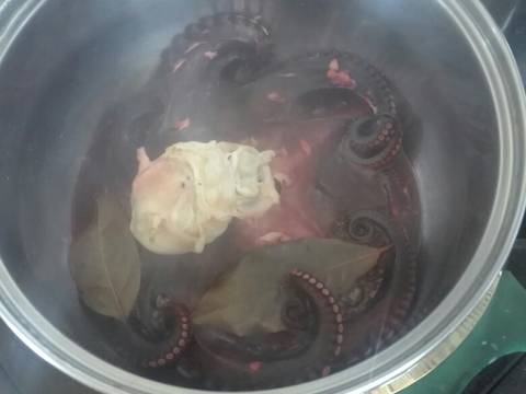 Βελούδινη φάβα με χταποδάκι και καραμελωμένα κρεμμύδια φωτογραφία βήματος 2