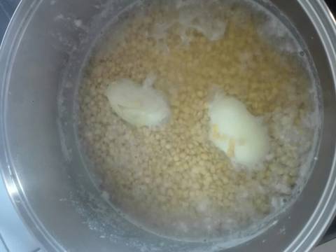 Βελούδινη φάβα με χταποδάκι και καραμελωμένα κρεμμύδια φωτογραφία βήματος 1