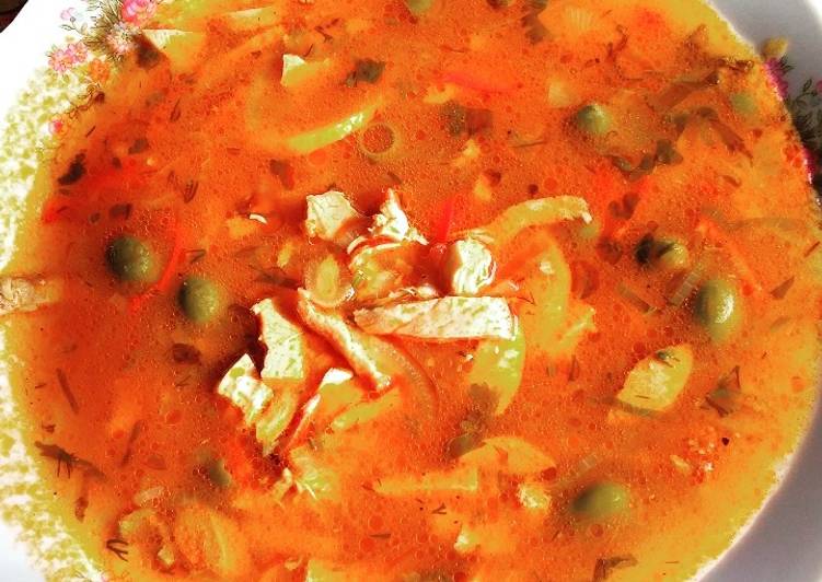 Солянка с колбасой на курином бульоне рецепт с фото