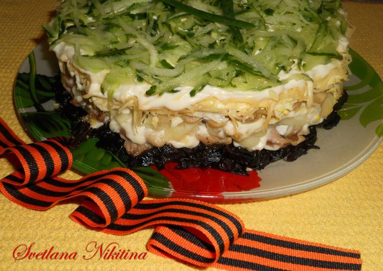 Салат из чернослива и грибами