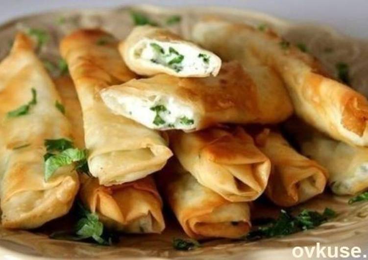 Вкусные, поджаристые трубочки с сыром и зеленью Вкусные, поджаристые трубочки с сыром и зеленью