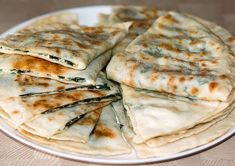 Турецкие лепешки Гёзлеме с зеленью и сыром recipe main photo