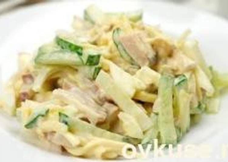 Салат со свежим огурцом яйцом и курицей