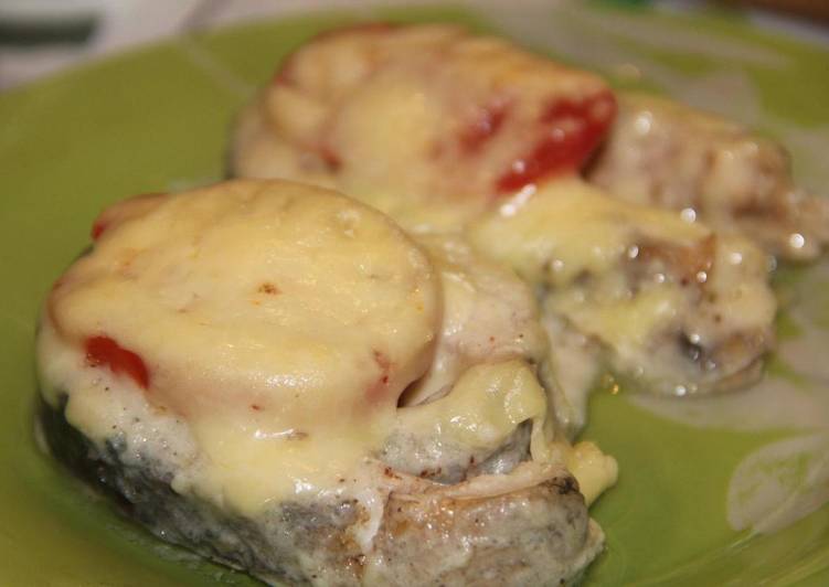 Форель запеченная с сыром и помидором в духовке