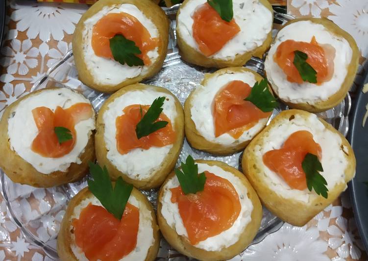 
    Профитроли с творожным муссом и лососем
  