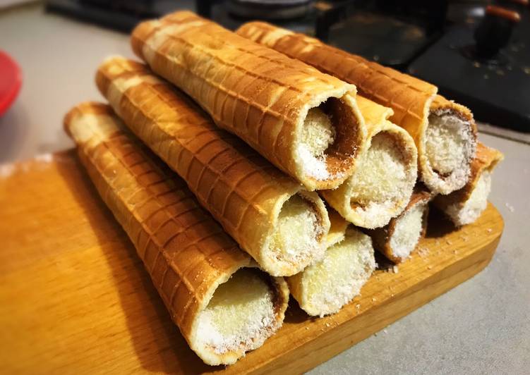 
    Вафельные трубочки с заварным кремом
  