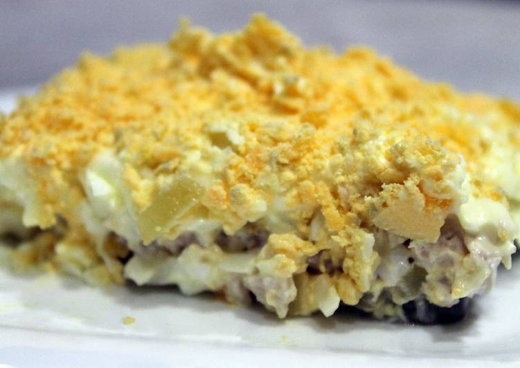Салат слоями с курицей маринованным луком яйцом и плавленным сыром — photo 3