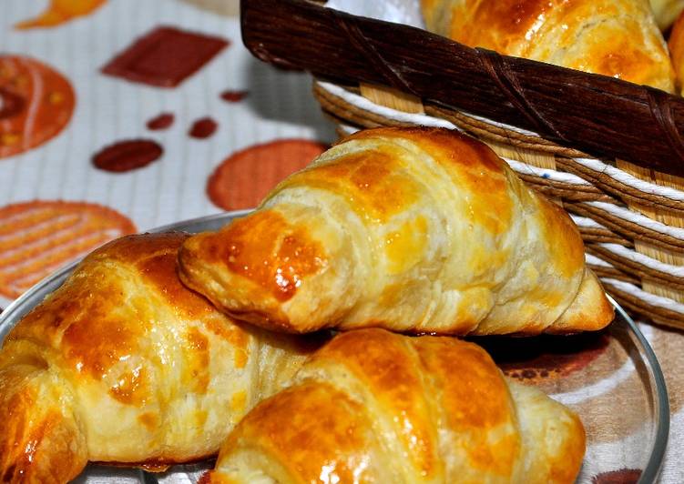 Рогалики из готового дрожжевого теста с конфетами коровка