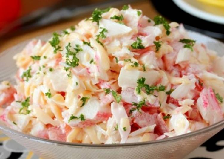 Как сделать салат с помидорами и крабовыми палочками