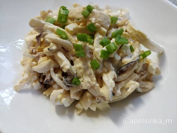 Салат с кальмарами, яйцом и луком