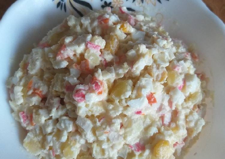 Салат из картофеля яиц и крабовых палочек