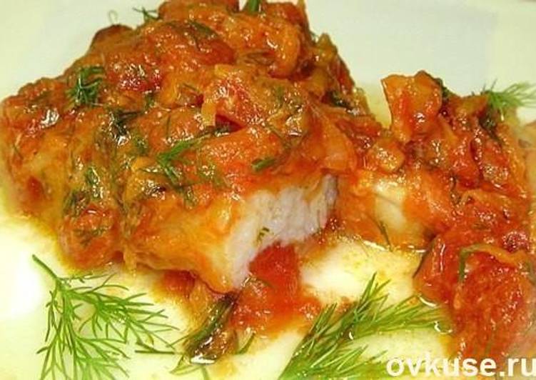 Минтай тушеный с овощами и майонезом