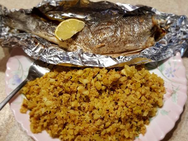 Запеченный сибас и кус кус из цветной капусты