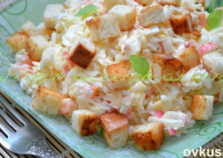 Салат с красной рыбой и сухариками рецепт в 2019 году Салат с красной рыбой и сухариками рецепт в 2019 году