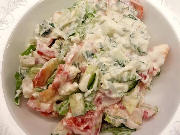 Салат овощной с чесноком