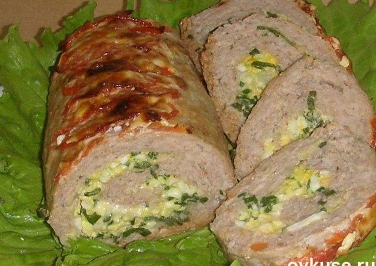 Рулет мясной с яйцом и зеленым луком
