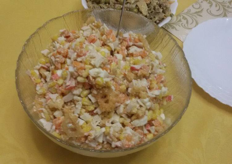 Салат с крабовыми чипсами рецепт и колбасой рецепт