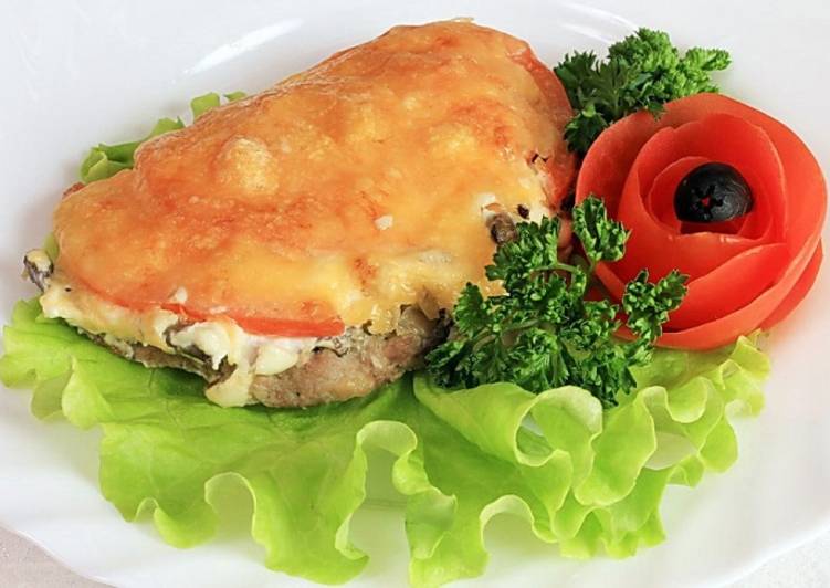 Свиные отбивные в духовке с сыром и помидорами и луком