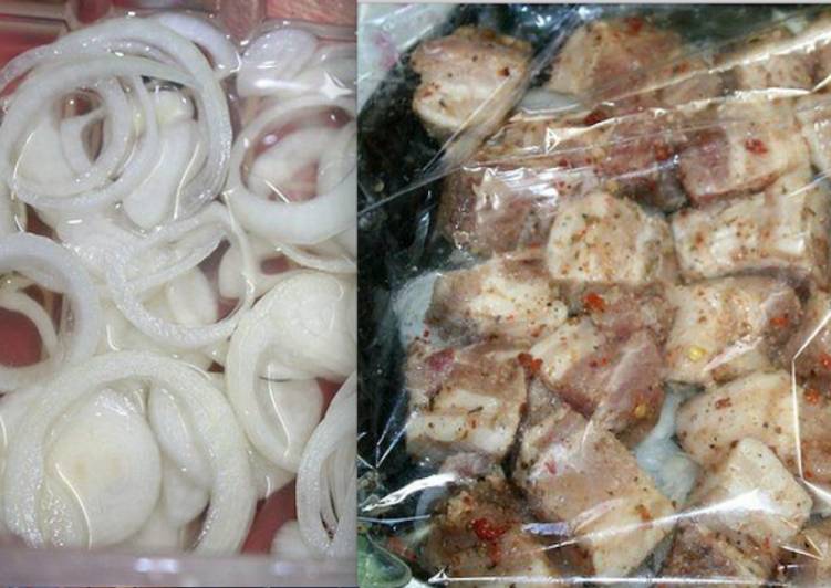 Шашлык в духовке на луковой подушке. Свиные отбивные на луковой подушке в духовке. Мясо на луковой подушке в духовке. Шашлык в духовке. Шашлык в духовке из свинины в рукаве на луковой подушке.