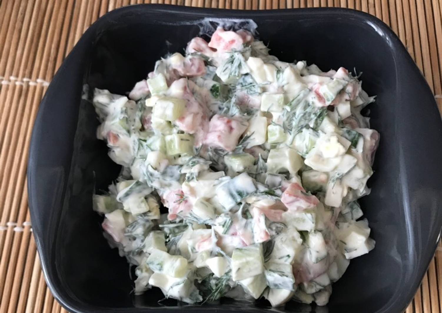 Салат с форелью слабосоленой и огурцом и яйцом