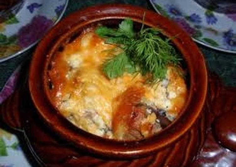 Мясо в горшочке с сыром и картофелем фото