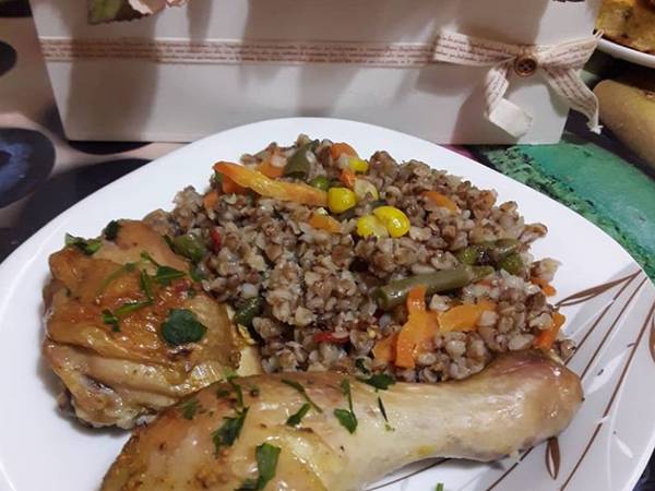 Курица с гречкой и овощами в духовке
